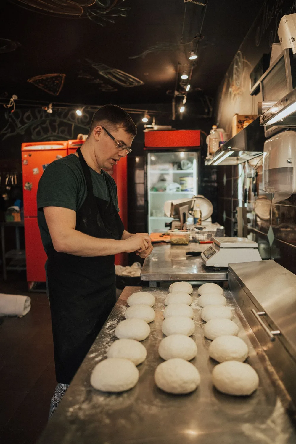 Un artisan prépare la pâte au fournil